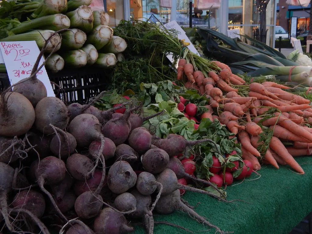 Postos de froita e verduras frescas nun mercado